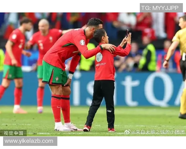 足球球星坏习惯与场外风波：从竞技场到社会责任的深刻反思