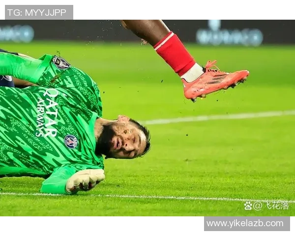 足球球星意外受伤现场缝针 忍痛坚持比赛展现顽强拼搏精神