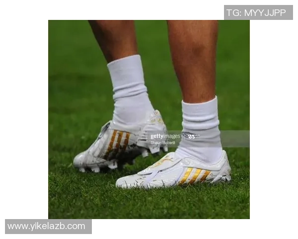 足球球星穿鞋大揭秘 揭示他们背后选择的专业装备与品牌偏好